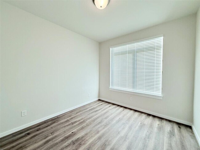 Building Photo - 133 Cintilar St