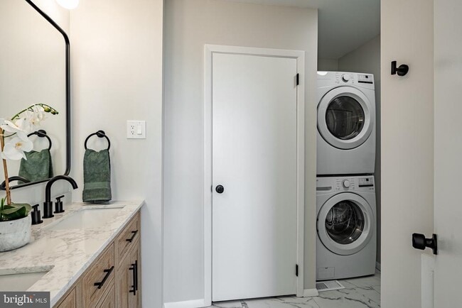 Building Photo - 233 Holly Dr