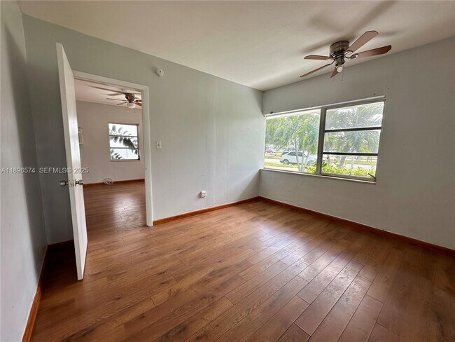 Building Photo - 1987 NE 171 St