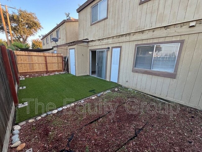 Building Photo - 4042 W Meadow Ave