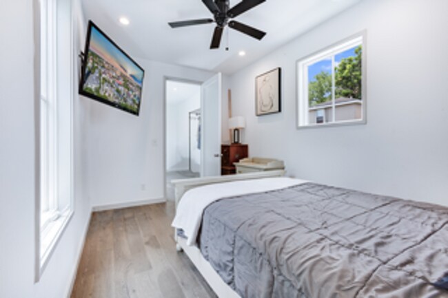 Building Photo - Modern Downtown Home!