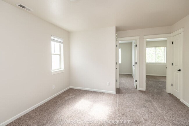 Building Photo - Lovely 3 bedroom, 2.5 bathroom home plus a...