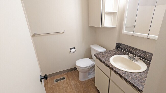 Building Photo - 2 bedroom 1 bath duplex