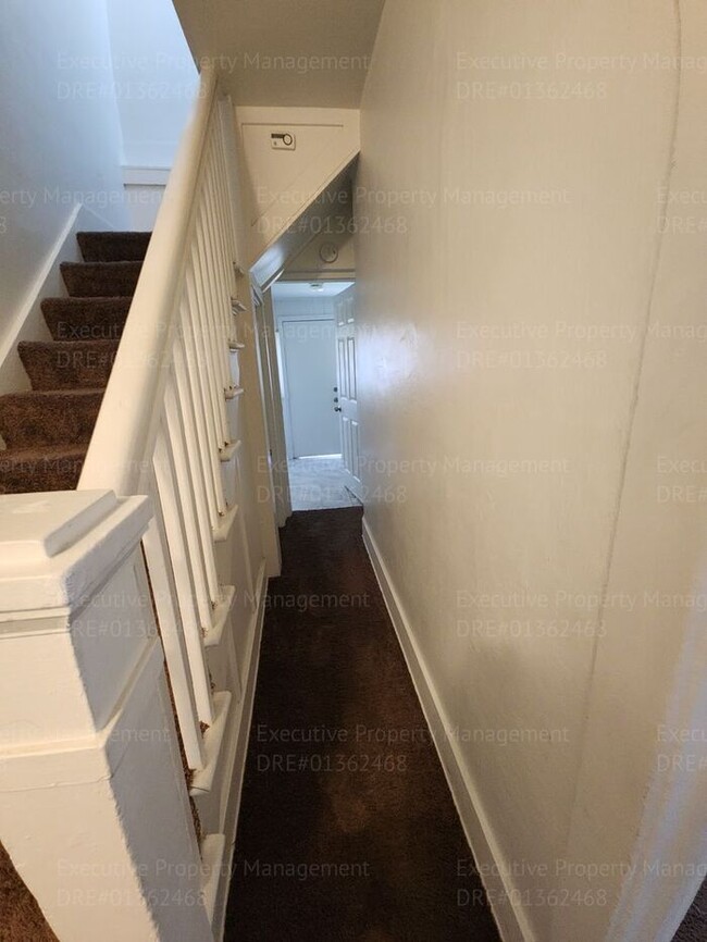 Building Photo - Move in ready. 3 bedrooms/ 1.5 bath, yard,...