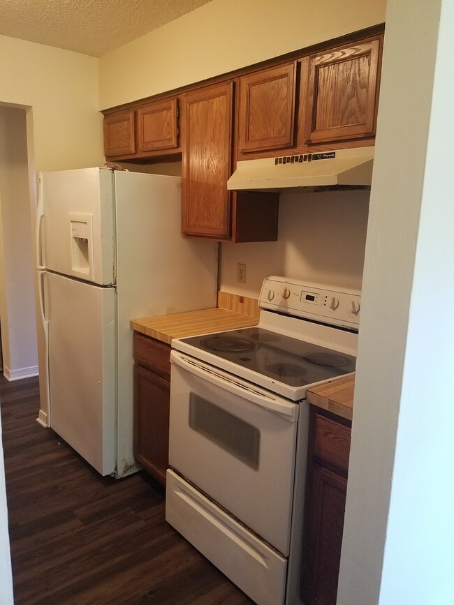 Building Photo - $995- 2/1.5 - Upstairs Unit  - Fresh Paint...