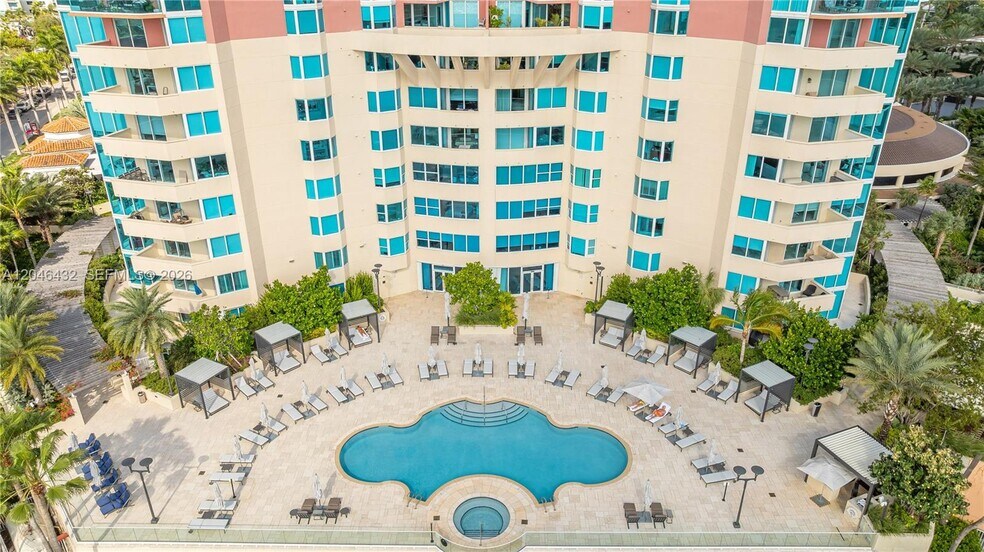 Building Photo - 300 S Pointe Dr