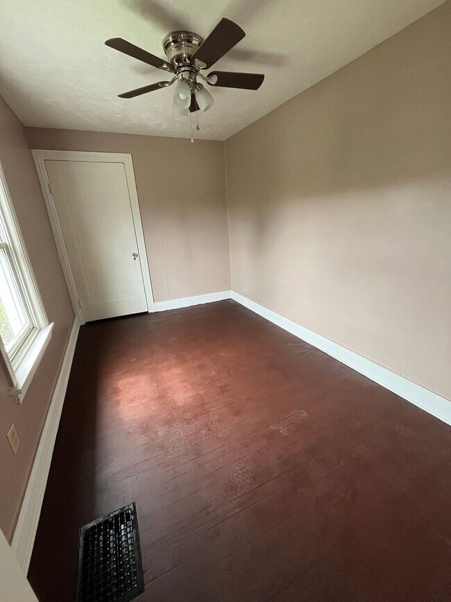 Building Photo - 5 bedroom available in the West Jefferson Hills School district!