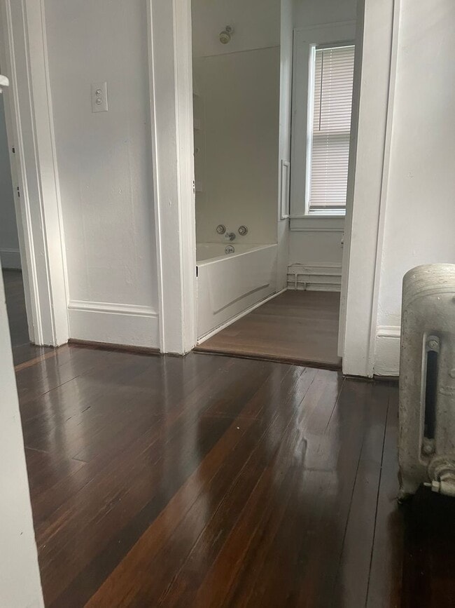 Building Photo - 3 bedroom 1.5 bath House for rent