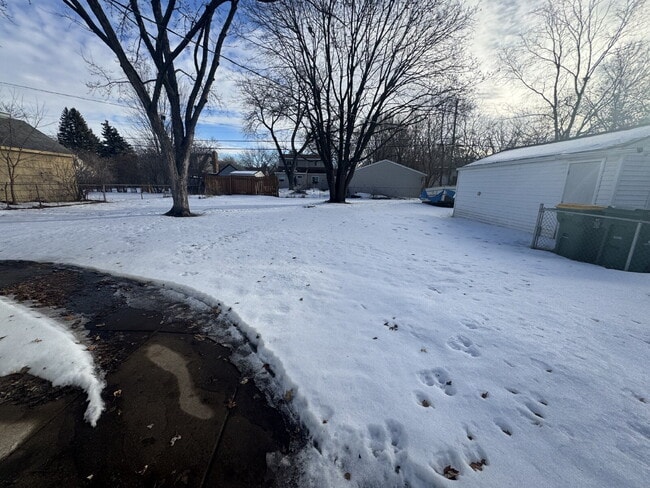 Building Photo - Charming & Cozy 1-Bedroom Retreat in Brooklyn Center – Perfect for Simplified Living!