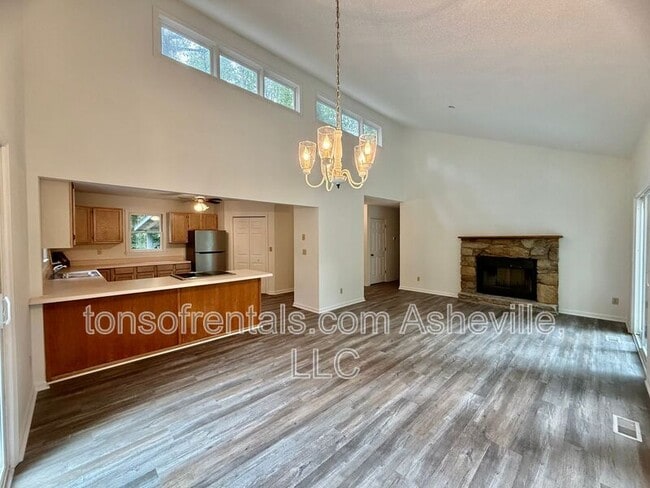 Building Photo - 327 Winding Way Ln