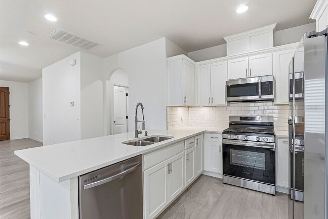 Building Photo - 3 bedroom 2 bath with washer and dryer in 79928
