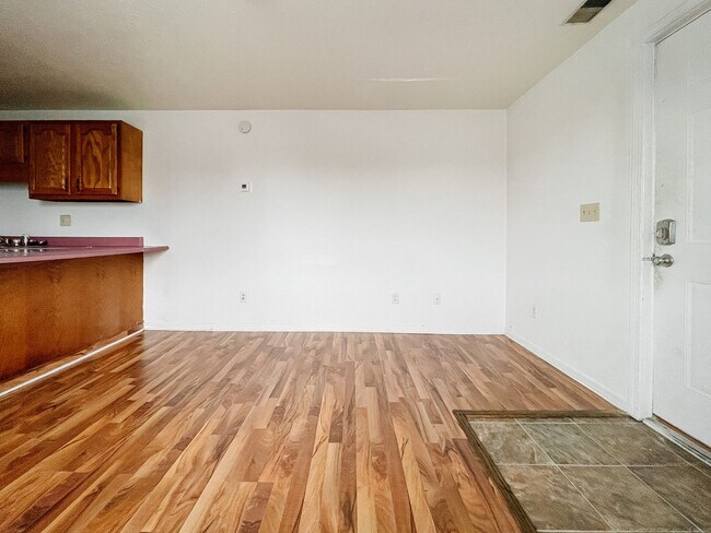 Building Photo - 114 E 8th St