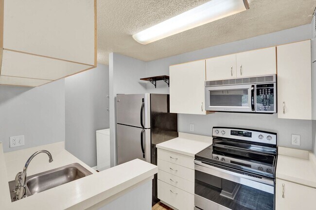 Building Photo - 1/1 Condo in Gated Lakefront Community of Altamonte Springs!