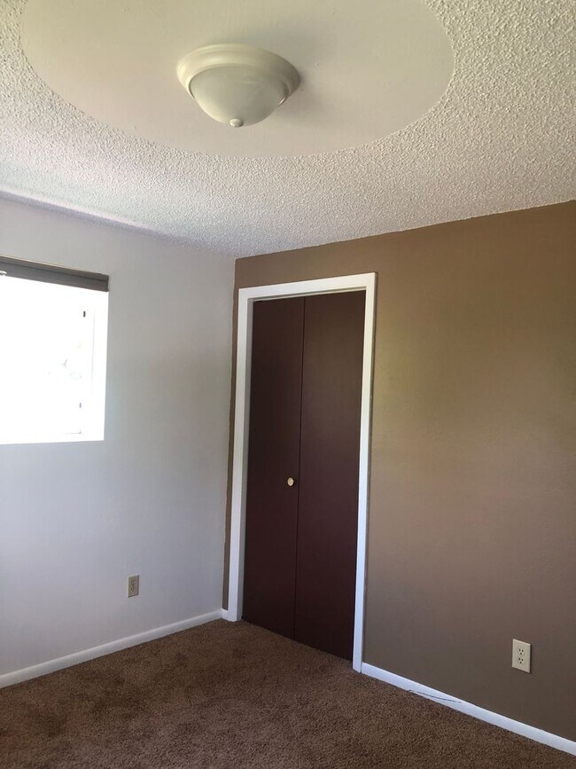 Building Photo - Half of a Duplex Available - 4 Bedroom 2 Bathroom in Lakewood