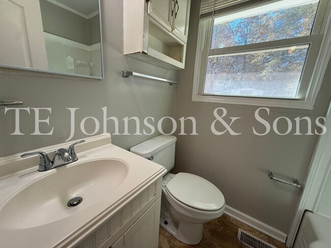 Building Photo - Cozy Greensboro Home with Modern Comforts