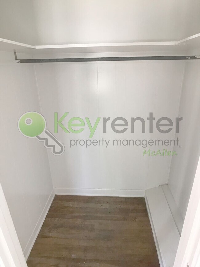 Building Photo - 2Bed/1Bath w/office in Central Mcallen ( Laurel and 10th )