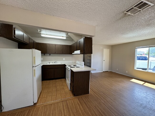 Building Photo - MOVE IN READY 2 Bed, 1 Bath Downstairs Con...