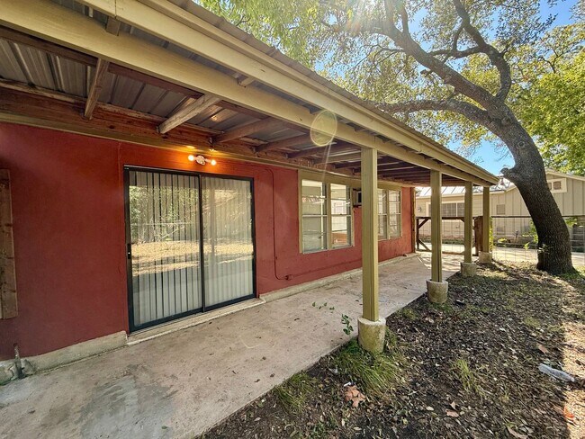 Building Photo - Artist's Reteat in Cherrywood!