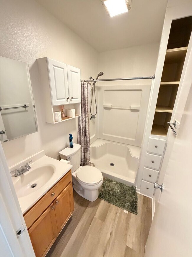 Building Photo - 2 Bed 1 Bath w/ garage & laundry