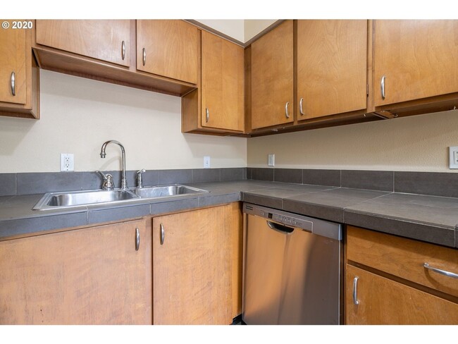 Building Photo - Great Condo in NE Portland - Irvington!