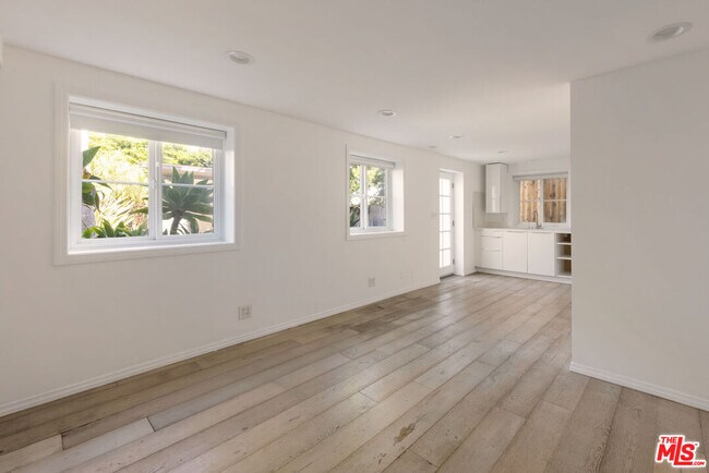 Building Photo - 150 Anita Dr