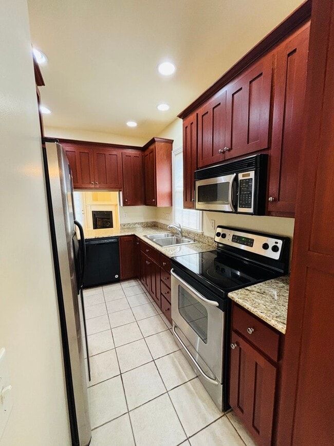 Building Photo - 204 Heights Ln