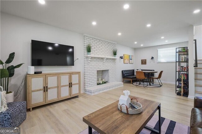Building Photo - 677 Hillandale Cir