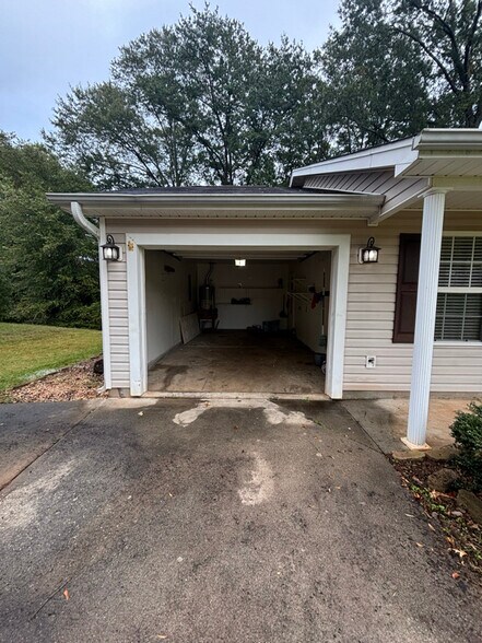 Building Photo - 438 Old Colony Rd