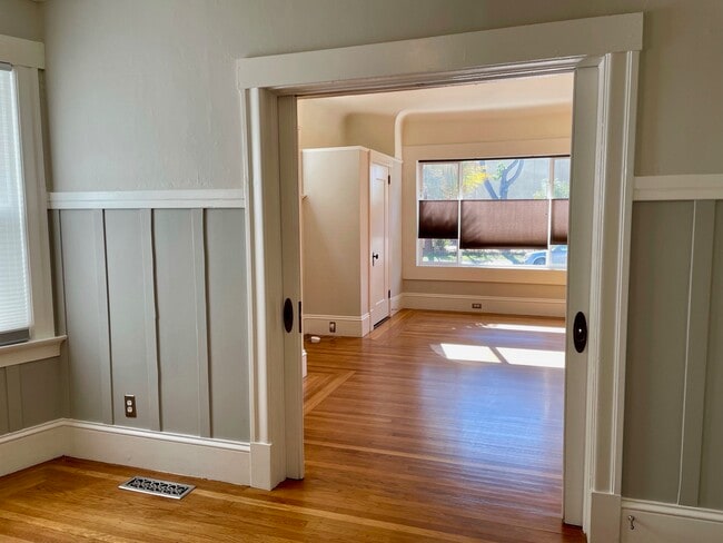 Building Photo - 482 38th St