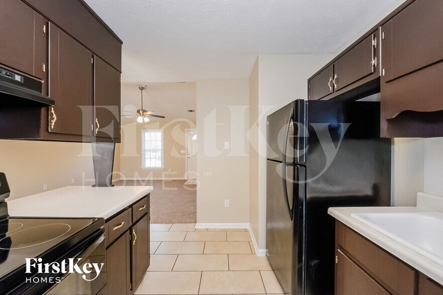 Building Photo - 705 Mills Dr