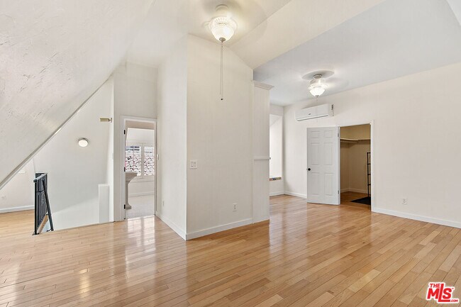 Building Photo - 918 1/2 Serrano Ave