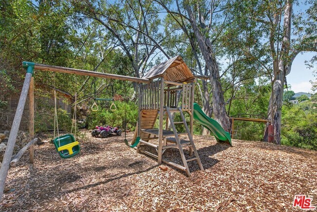 Building Photo - 1738 Topanga Skyline Dr