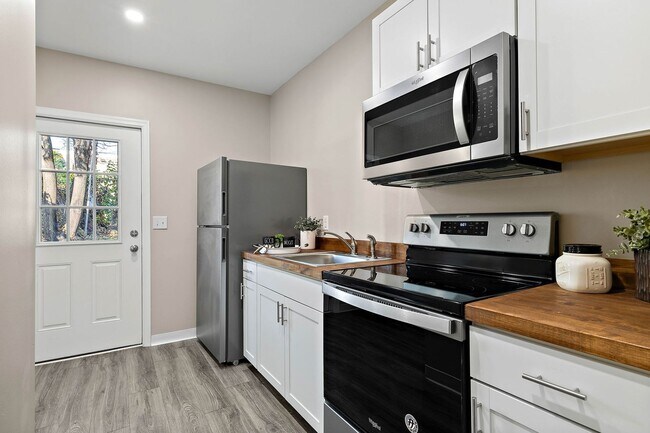 Building Photo - 1 Bedroom 1 Bath Townhouse for rent