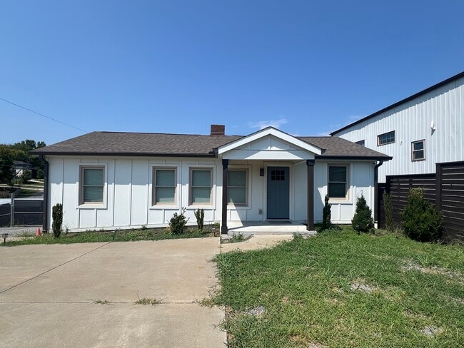 Building Photo - 2117 Gladstone Ave