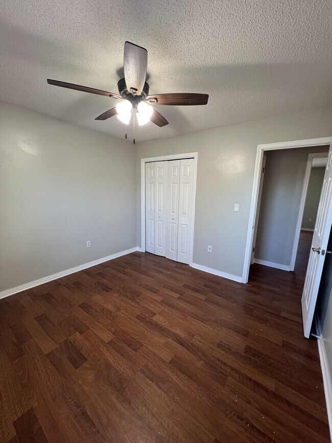 Building Photo - 160 Nicole Ln