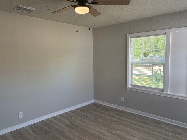 Building Photo - 5962 Belarbor St