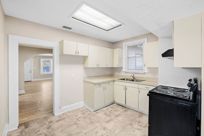 Building Photo - 1128 Belleair Rd