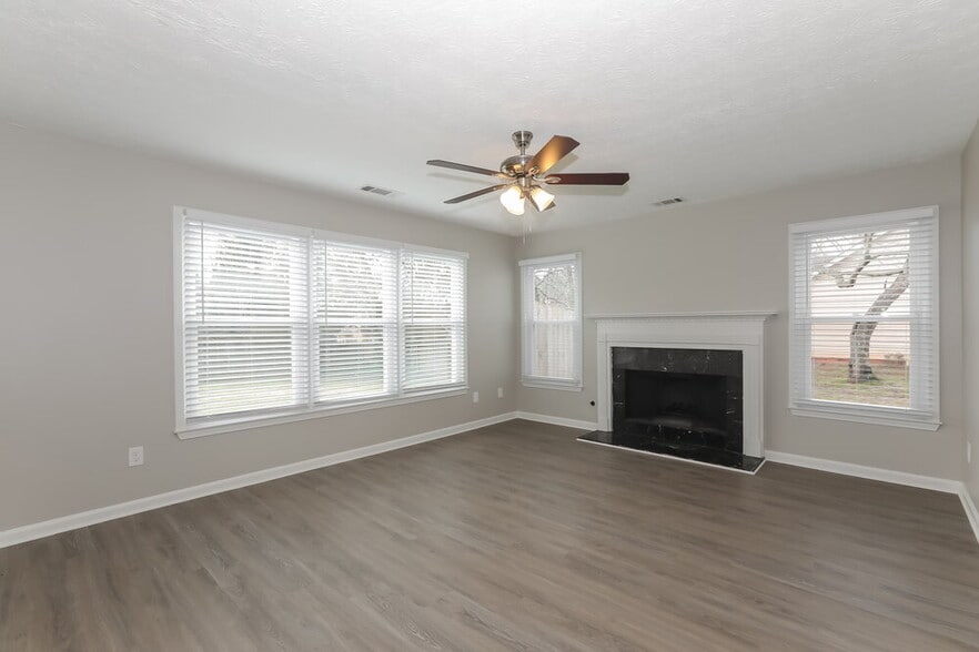 Building Photo - 2403 Scarlet Ln SE