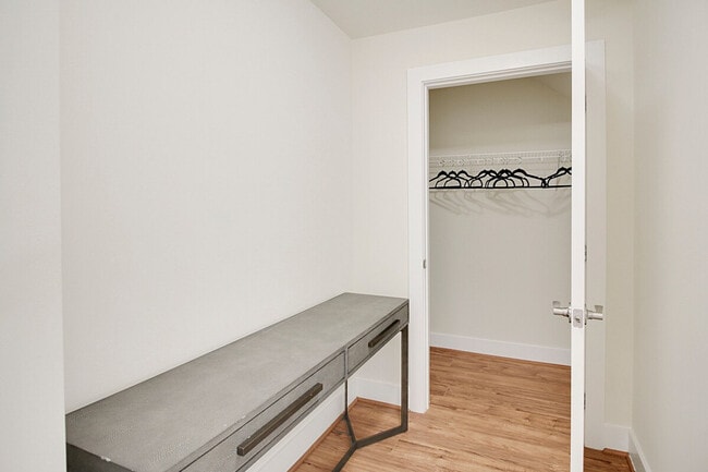 Building Photo - 909 Usher St