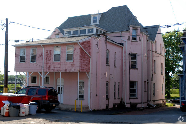 Building Photo - North River Street Apartments