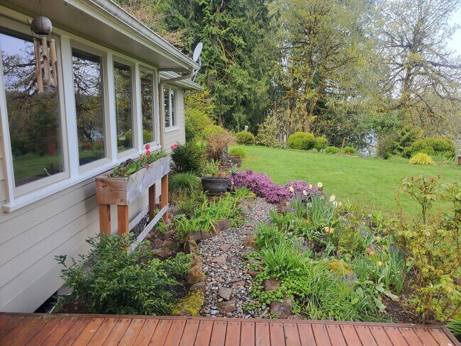 Building Photo - Beautiful home over the Hammersley Inlet