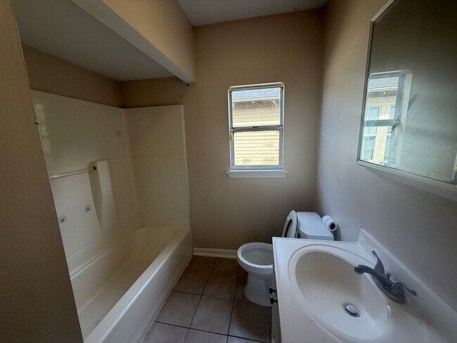 Building Photo - 3620 Clermont Dr
