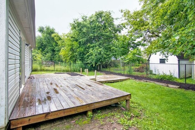 Building Photo - 5 Ashwood Cir