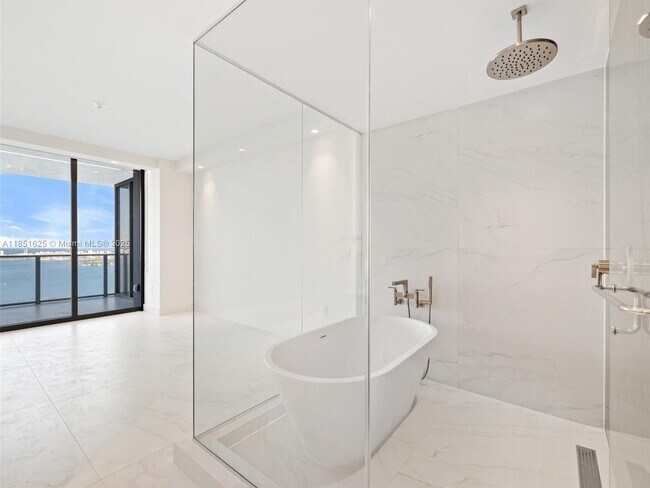 Building Photo - 700 NE 24th St