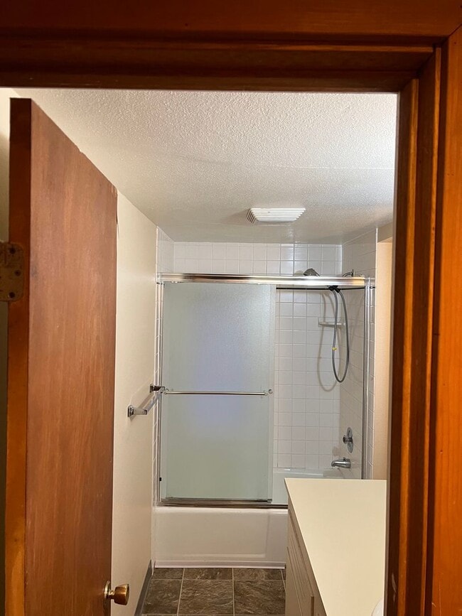 Building Photo - Charming and Spacious 4 Bed, 2.5 Bath Home near Downtown