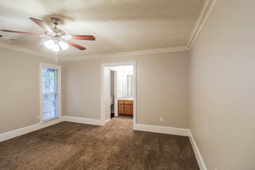 Building Photo - 1418 Hillside Pl SE