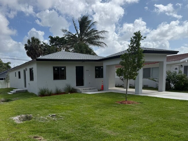 Building Photo - 2806 NW 9th Ct