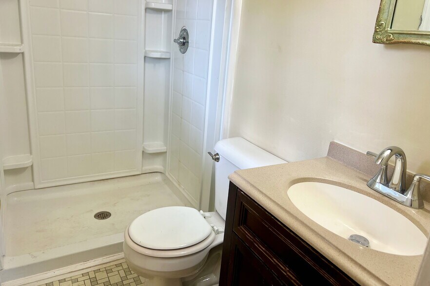 Building Photo - 4602 Norwich Rd