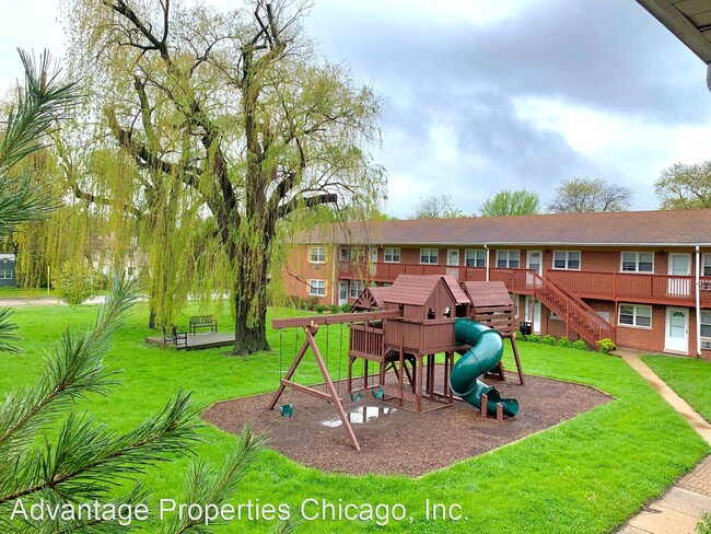 Building Photo - 410-440 W Palatine Rd