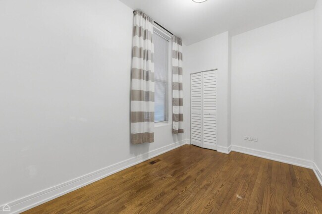 Building Photo - 2523 W Chicago Ave